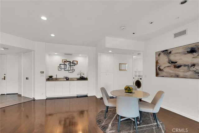 dining room with dark wood-style floors, visible vents, washer / clothes dryer, and recessed lighting