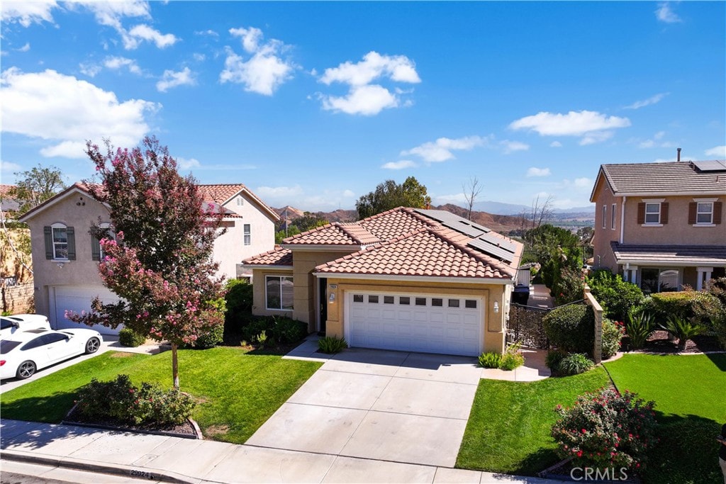 view of front of house featuring a front lawn