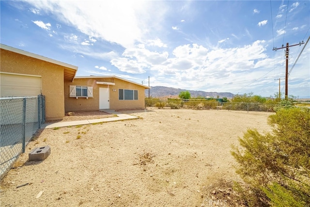 view of yard featuring a mountain view