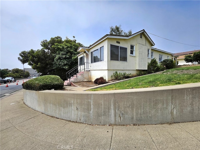 view of front of house with a front lawn