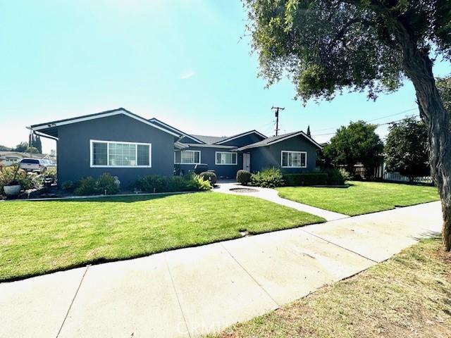 single story home featuring a front yard