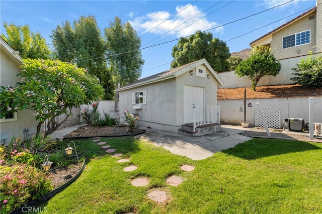 view of yard featuring an outbuilding