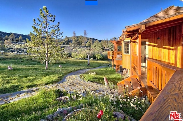 view of yard featuring a mountain view