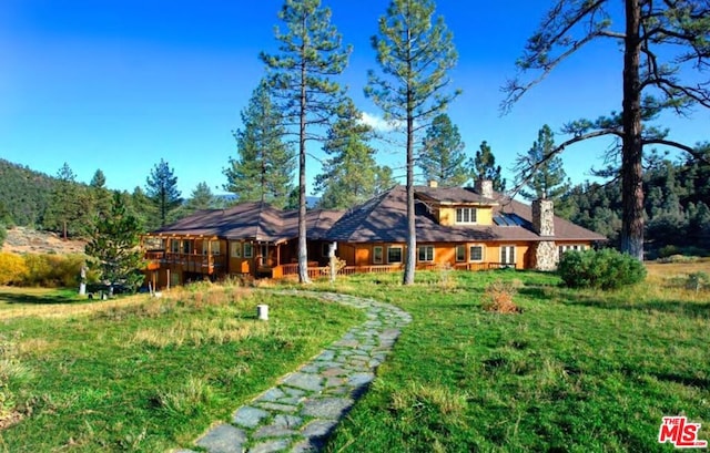 view of front facade with a front lawn