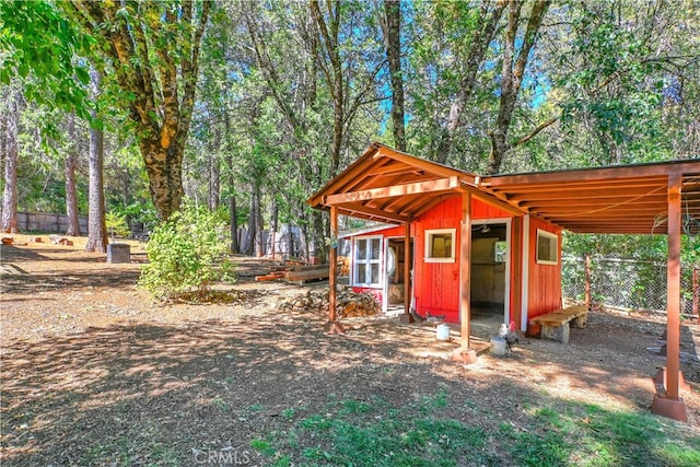 view of yard featuring an outbuilding