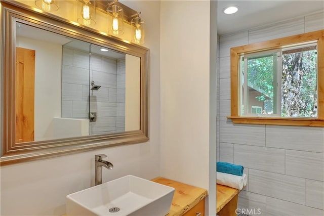 9226 La Porte Rd, Brownsville, CA 95919 - full bath with a sink and recessed lighting