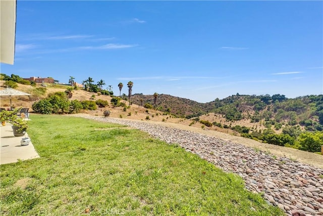 view of yard with a mountain view