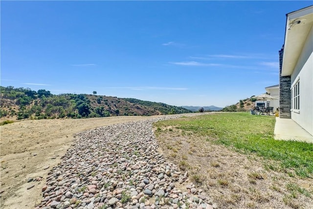 view of yard featuring a mountain view