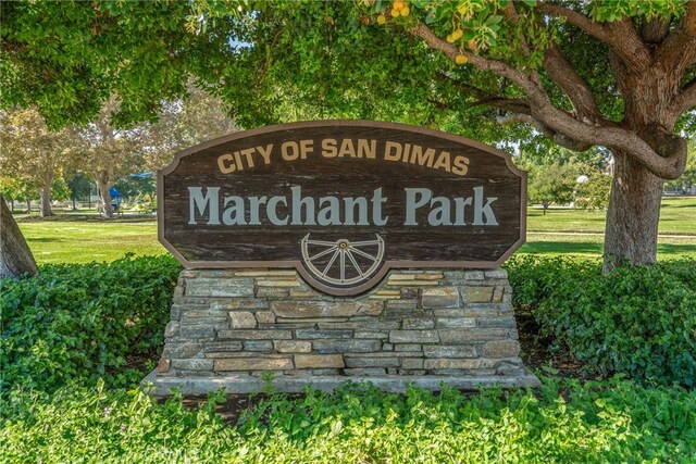 community / neighborhood sign featuring a lawn