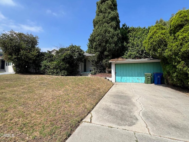 ranch-style house featuring a front lawn