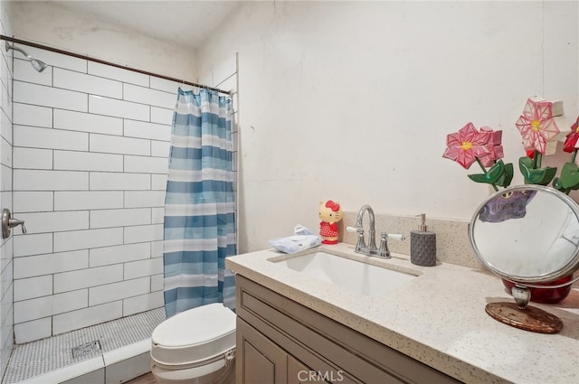 bathroom with toilet, vanity, and curtained shower