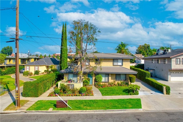 view of front of property featuring a front lawn