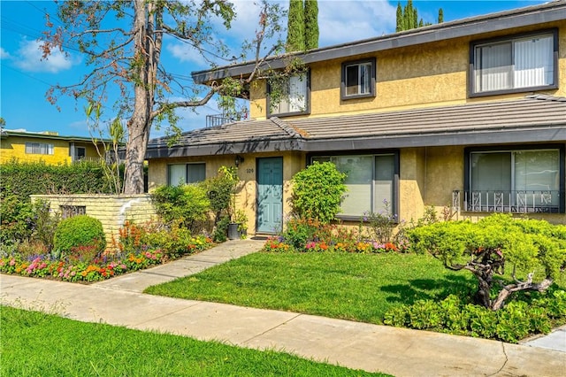 view of front of house featuring a front yard