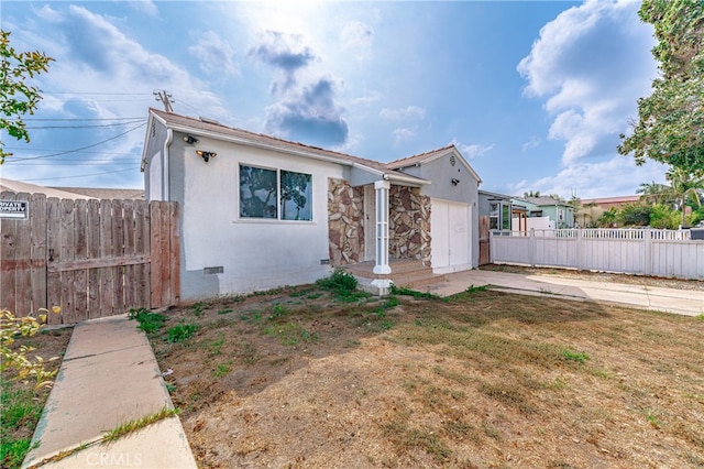 view of front facade with a front yard