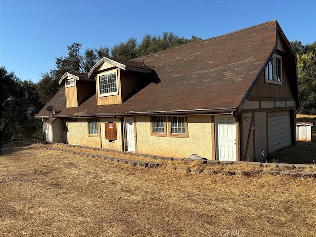 view of front facade featuring a garage