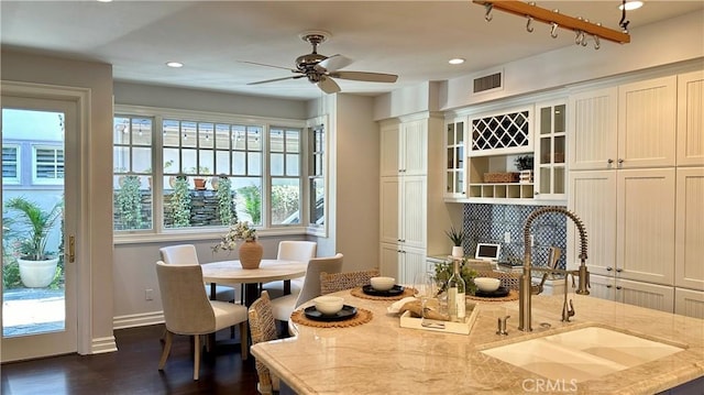 dining area featuring dark wood-style floors, recessed lighting, visible vents, and baseboards