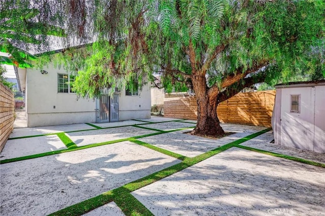 view of yard with a patio