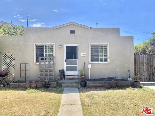 view of front of house featuring a front yard