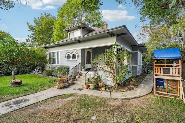 view of front of home featuring a front yard