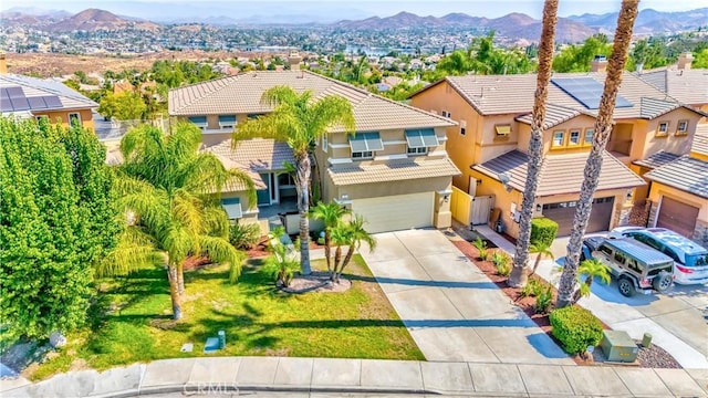 view of front of home featuring a front lawn and a mountain view