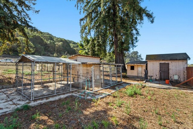 view of yard featuring an outdoor structure