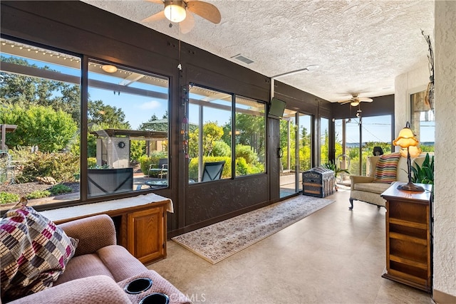 sunroom with ceiling fan