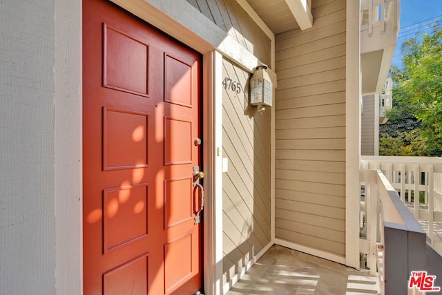 doorway to property with covered porch