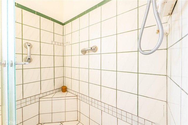 12124 Anderberg Ave, Downey, CA 90242 - full bath featuring a tile shower
