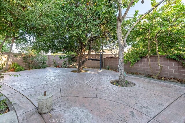 12124 Anderberg Ave, Downey, CA 90242 - fenced backyard with a patio area