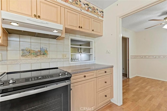 kitchen with light wood-type flooring, tasteful backsplash, a textured ceiling, stainless steel electric stove, and ceiling fan