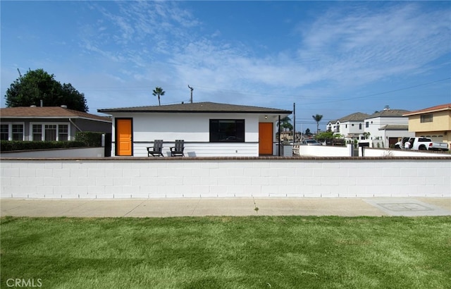 back of house featuring a lawn