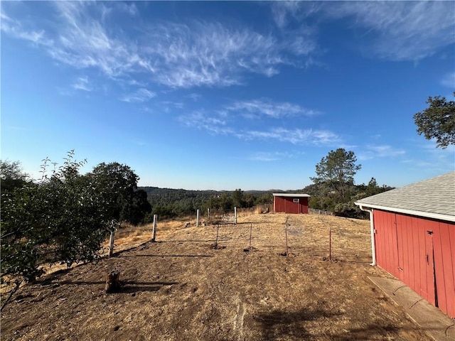 view of yard with an outbuilding