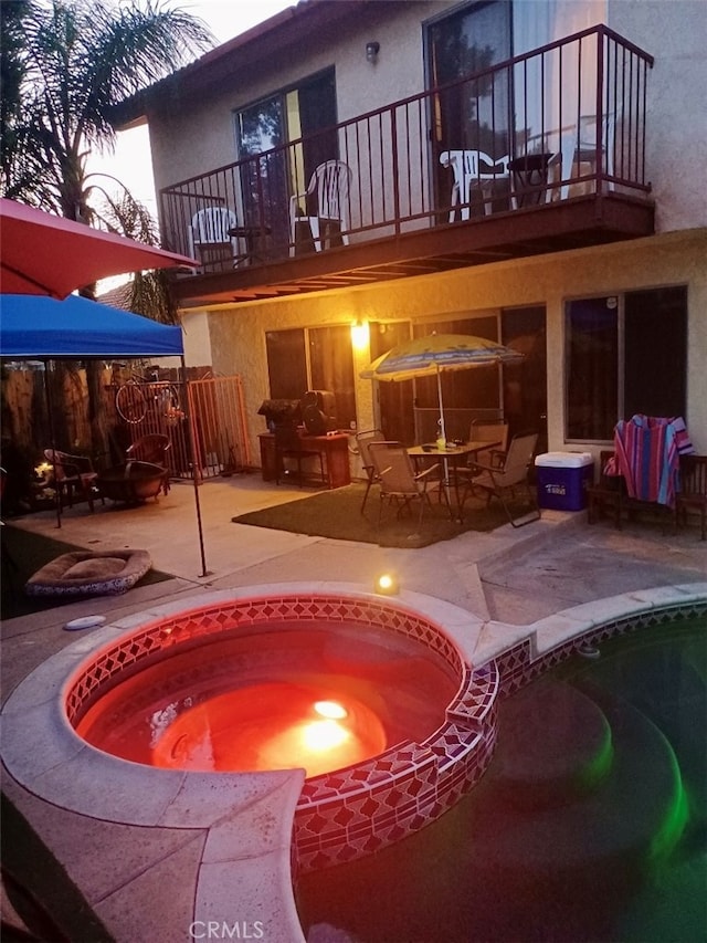 view of swimming pool with an in ground hot tub and a patio area