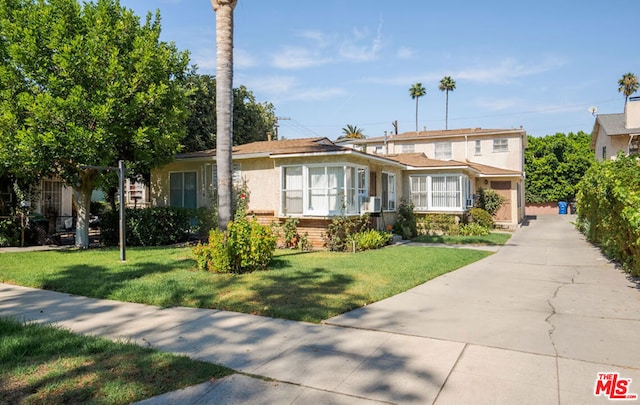 view of front of property with a front yard