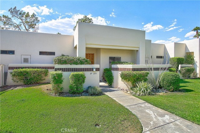 view of front of property featuring a front yard