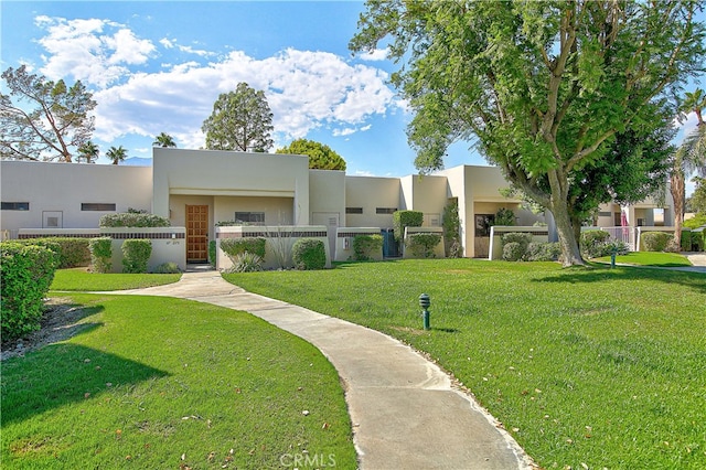 view of property's community featuring a lawn