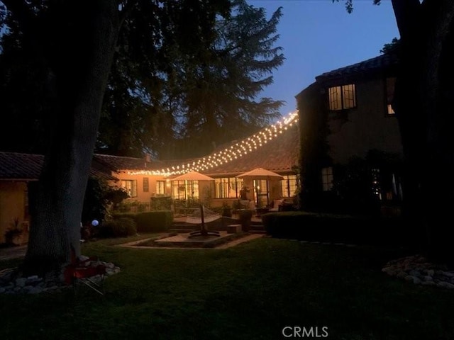 view of yard at dusk