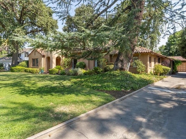 view of front of property featuring a front lawn