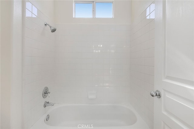 bathroom with tiled shower / bath