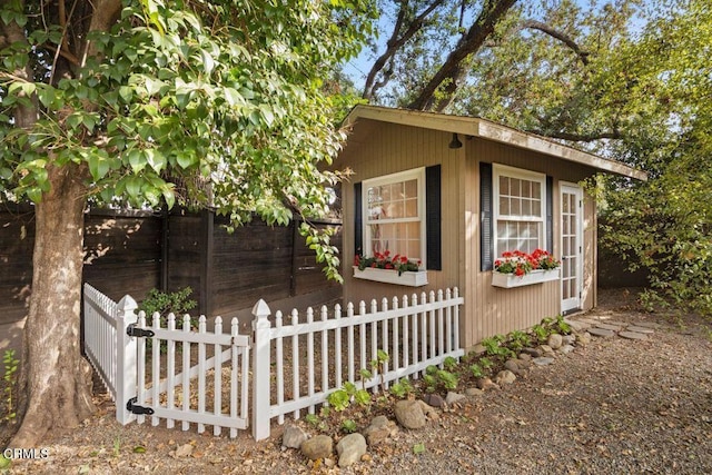 617 Pleasant Ave, Ojai, CA 93023 - view of front of house featuring an outdoor structure and a fenced front yard