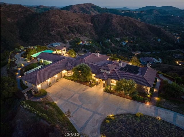 birds eye view of property featuring a mountain view