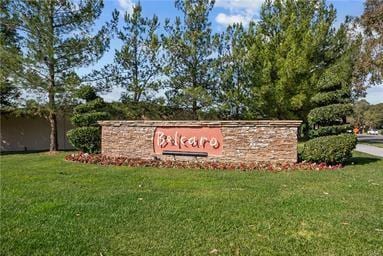 community / neighborhood sign featuring a lawn