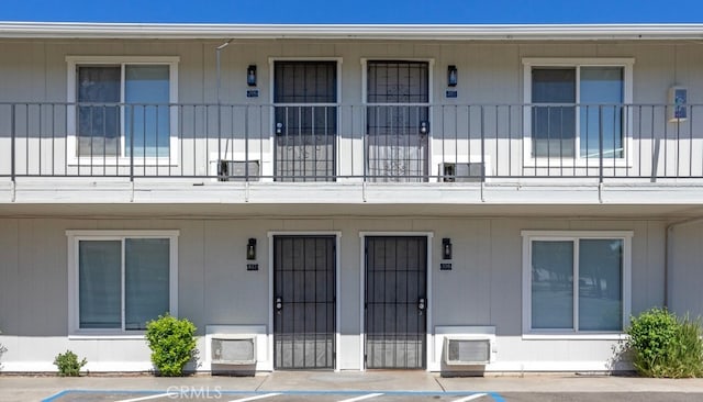 property entrance featuring ac unit and a balcony