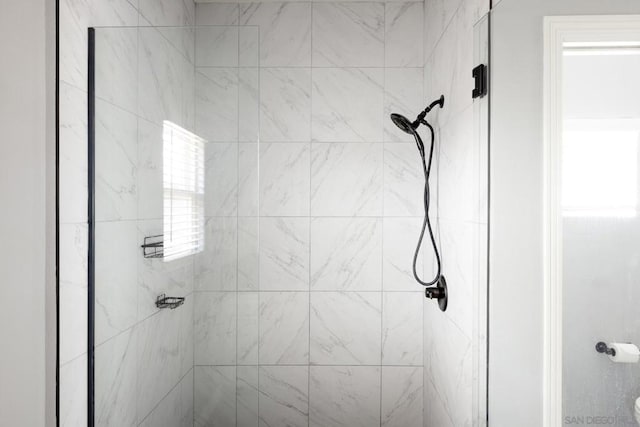 bathroom featuring tiled shower