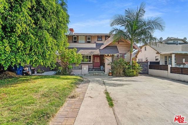 view of front of home featuring a front yard