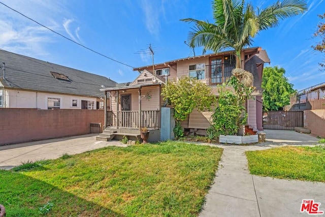 view of front facade with a front yard