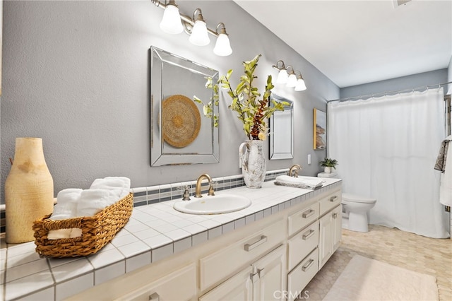 bathroom featuring a shower with curtain, vanity, and toilet