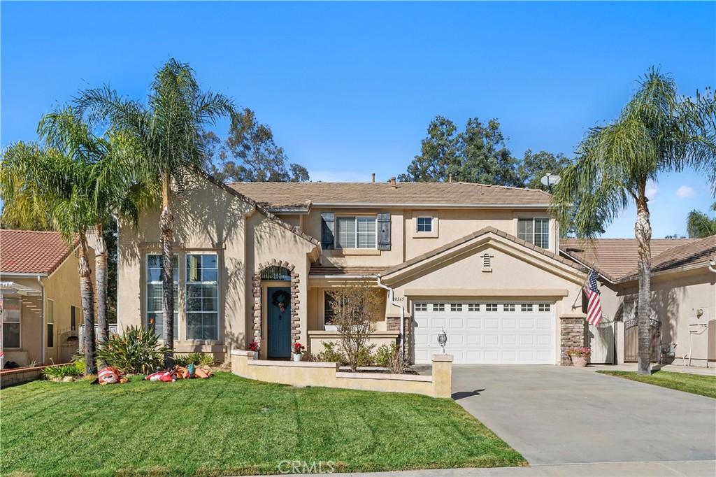 view of front of house featuring a garage and a front yard