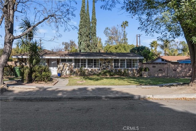 view of front facade featuring a front yard