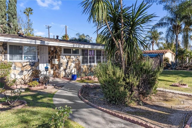 view of front of property featuring a front yard